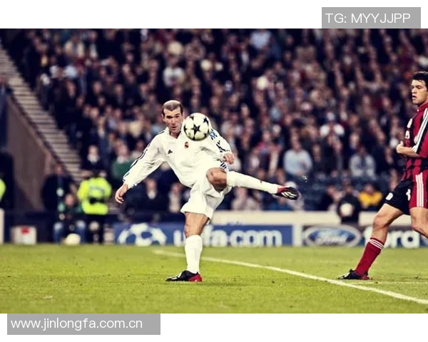 齐达内谈完美球员标准强调左右脚视野头球能力与C罗大罗进球天赋