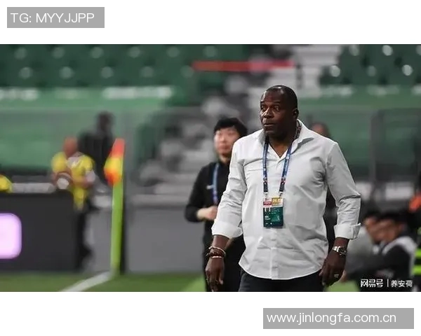 国安主帅解释半场换三人意图在于调整战术以扭转局势