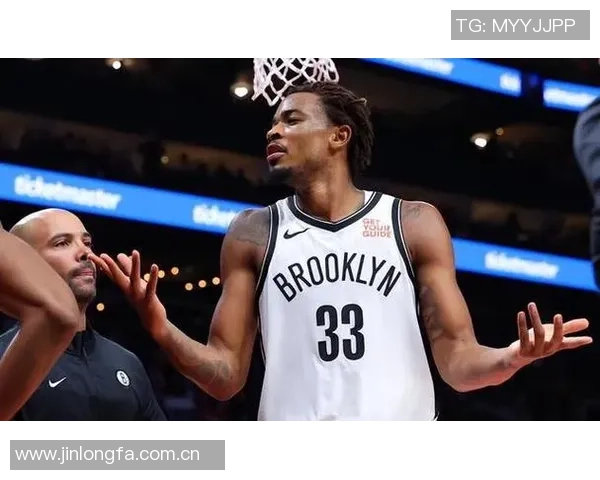 克拉克斯顿半场表现亮眼8投5中贡献12分9篮板4助攻正负值高达20